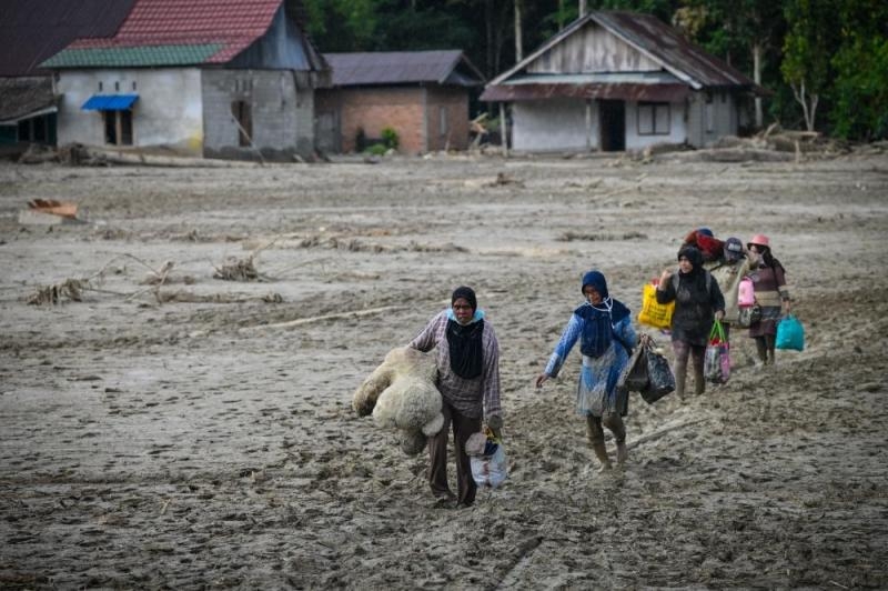 تضرر 2281 أسرة من فيضانات عارمة في إندونيسيا 
