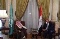 وزير الخارجية يبحث تطورات الأوضاع الإقليمية مع نظيره المصري