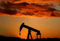 النفط يتراجع بفعل زيادة المخزون الأمريكي