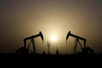 النفط يرتفع مع تخفيضات قياسية للإنتاج الأمريكي