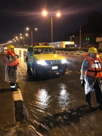 صور.. إنقاذ 10 أشخاص احتجزتهم أمطار مكة