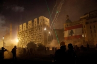 رصاص وغاز وحرائق مع تنامي احتجاجات لبنان