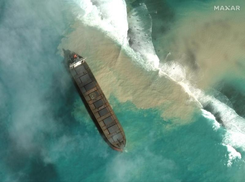 السيطرة على التسرب النفطي بالسفينة العالقة في موريشيوس