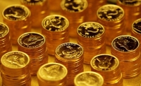 الذهب يفقد بريقه أمام الدولار 