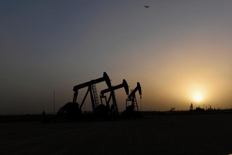 صعود النفط مع تراجع كبير في المخزونات