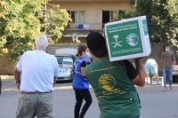 مركز الملك سلمان يوزع السلال الغذائية لـ 447 عائلة متضررة في لبنان 