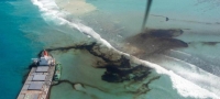 خبير بيئي: ناقلة النفط العالقة قبالة موريشيوس "انشطرت إلى نصفين"