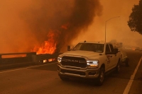 صواعق تشعل مئات الحرائق في أنحاء كاليفورنيا وفرار عشرات الآلاف