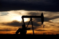 النفط يهبط 1% بفعل بطء التعافي من كورونا 
