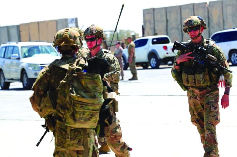 القوات الأمريكية تنسحب من قاعدة عسكرية وتسلمها للعراق