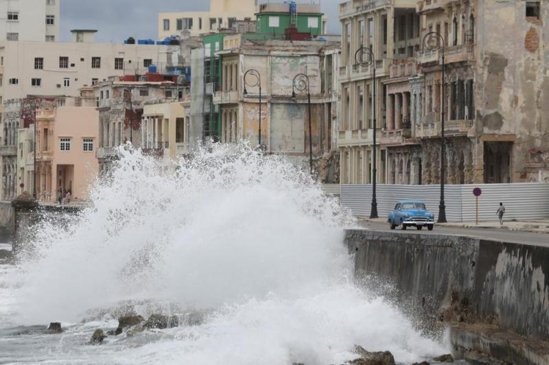 العاصفة «لورا» تصل كوبا مصحوبة بأمطار غزيرة