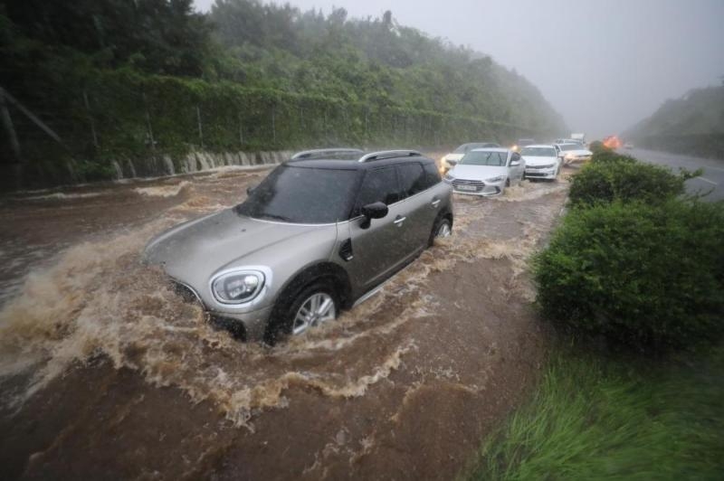 صور .. إعصار مايساك يضرب كوريا بأمطار غزيرة ورياح قوية
