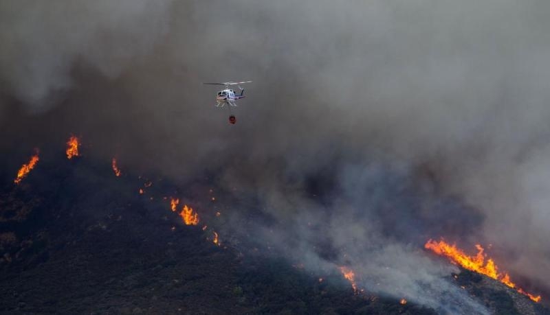 إصابة 12 وإجلاء 200 بسبب حرائق غابات سييرا في كاليفورنيا