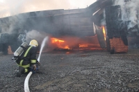 بالصور.. «مدني بريدة» يباشر حريقًا اندلع في مستودع أخشاب