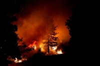الطائرات تجلي رجال إطفاء مصابين حاصرتهم حرائق كاليفورنيا