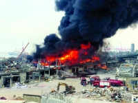 بعد 5 أسابيع من الانفجار.. حريق ضخم في مرفأ بيروت