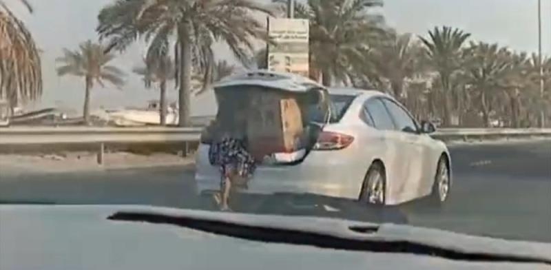 شاهد.. فتاة بحرينية تضع أخرى في صندوق السيارة