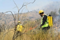 "مدني ميسان" يواصل إطفاء حريق جبل عمد 