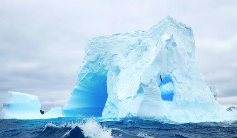 انقلاب جبل جليدي في القطب الشمالي