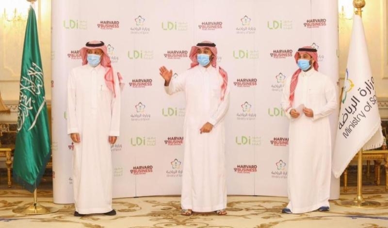 الأمير عبدالعزيز الفيصل يكرم 40 موظفا بوزارة الرياضة
