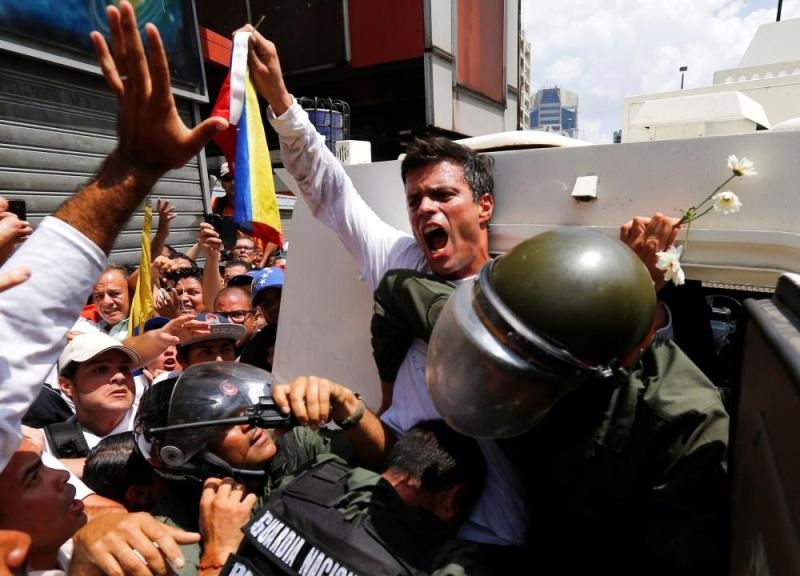 فرار المعارض الفنزويلى ليوبولدو لوبيز إلى خارج البلاد