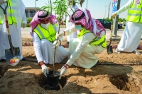 «لنجعلها خضراء».. تنمية الغطاء النباتي بمرافق «مطار الدمام»