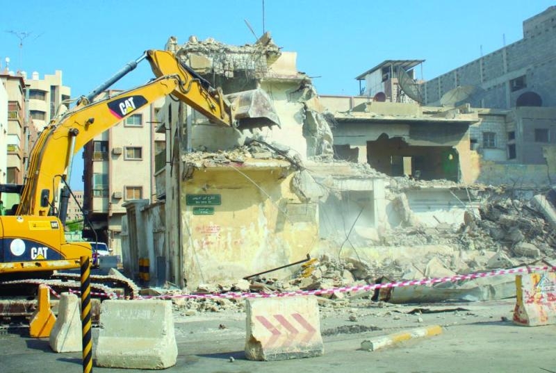 إزالة مبنى آيل للسقوط في «عدامة الدمام»