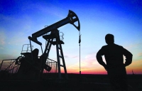 عودة كورونا تهبط بأسعار النفط 4 %