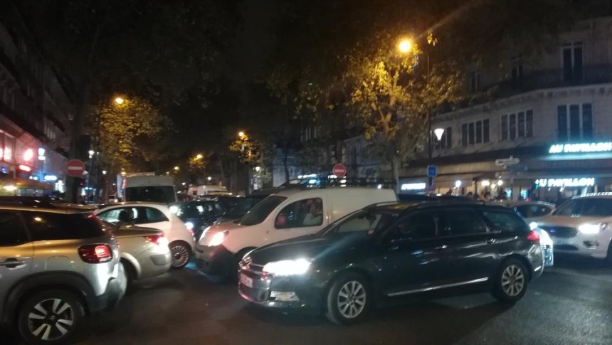 باريس.. زحمة سير واحتجاجات قبل دخول فترة الإغلاق العام