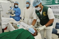 مركز الملك سلمان يجري 800 جراحة لمكافحة العمى في بنجلاديش