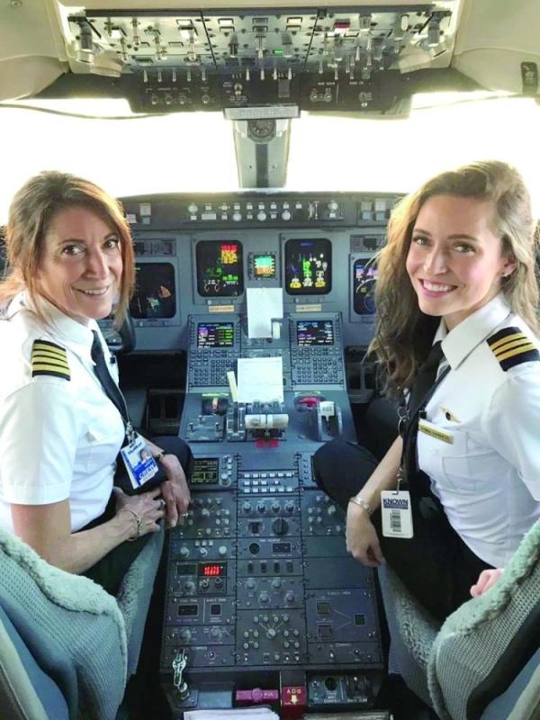 «سوزي» وابنتها أول ثنائي يقود طائرة ركاب