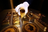 "لقاح فايزر" يتسبب في تراجع  الذهب 4%