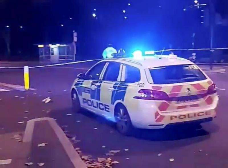 إخلاء المنطقة.. سيارة تخترق مركز شرطة في لندن