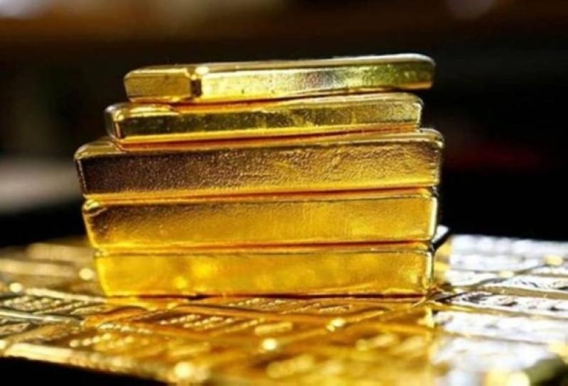 الذهب قرب أعلى مستوى أسبوع مع تراجع الدولار