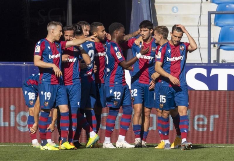 ليفانتي يواصل إهدار النقاط في الدوري الإسباني بالتعادل مع إلتشي