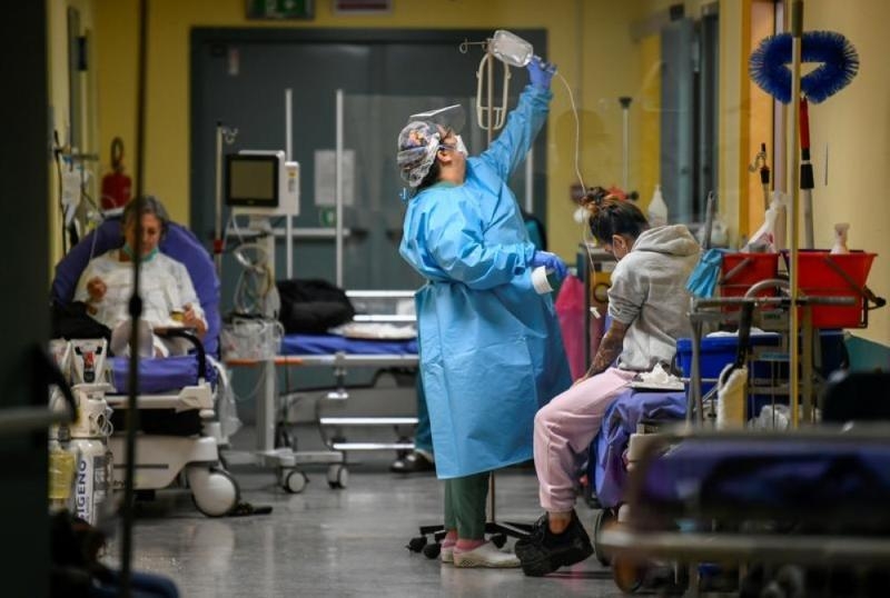 إصابات كورونا النشطة في إيطاليا تتخطى 800 ألف