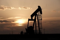 النفط يتخطى ذروة 8 أشهر مع هبوط المخزون الأمريكي