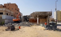 إزالة مبنى متهالك على طريق الملك فهد بن عبدالعزيز