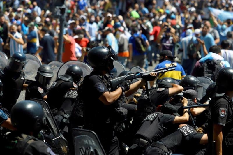 اشتباكات بين الشرطة ومشجعي مارادونا قبل مراسم دفنه