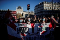 احتجاجات في باريس بعد اعتداء الشرطة على رجل أسود