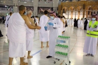 عربات لتوزيع ماء زمزم على قاصدي المسجد الحرام