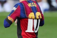 تكريم ميسي لمارادونا يغرم برشلونة
