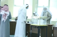 الكويتيون يصوتون في الانتخابات التشريعية وسط إجراءات احترازية