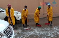 بالصور.. سحب تجمعات مياه الأمطار من شوارع القطيف