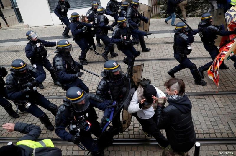 قانون الشرطة الفرنسية يحرج ماكرون أمام ناخبيه