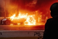 باريس تحترق احتجاجًا على قانون أمني مثير للجدل
