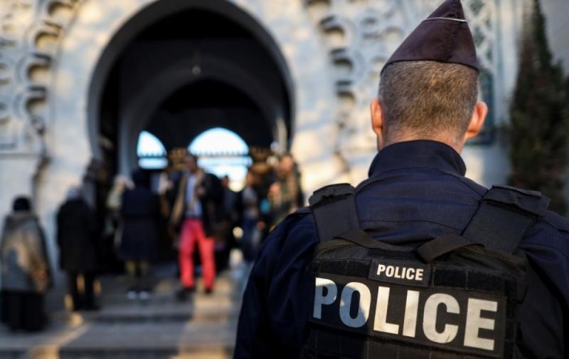 ضابط شرطة فرنسي يحرس مدخل المسجد الكبير في باريس (أ ف ب)