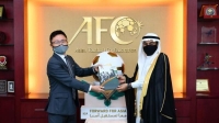 السفير السعودي في ماليزيا يُسلم الملف السعودي لاستضافة كأس آسيا 2027