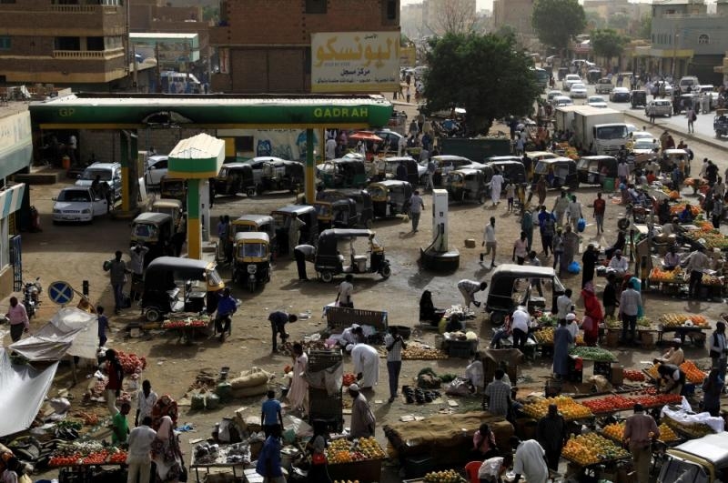 مسؤولون سودانيون حذروا من أن الاقتصاد لن يتغير بين عشية وضحاها (رويترز)