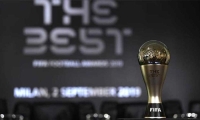 ليفاندوفسكي يكسر هيمنة ميسي ورونالدو ويتوج بجائزة أفضل لاعب في العالم